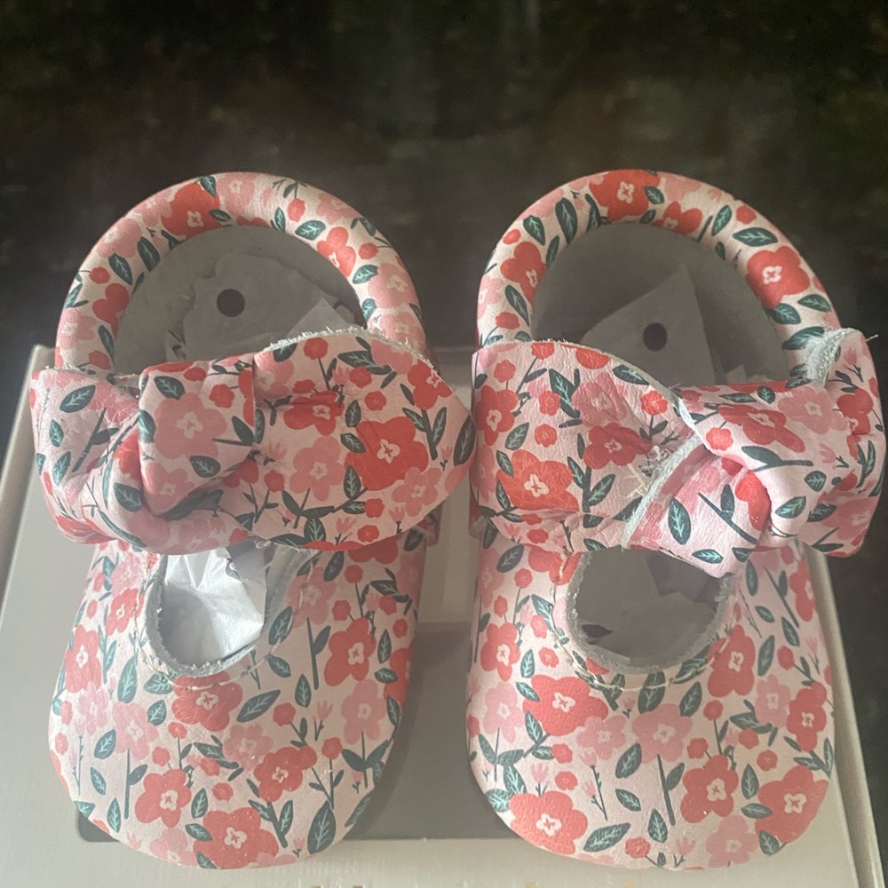 NIB Freshly Picked bouquet knotted moccasin. Size 1